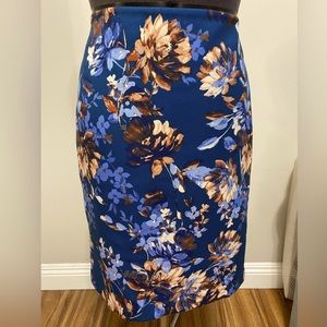 TALBOTS  BLUE FLORAL PENCIL SKIRT IN SIZE 6p